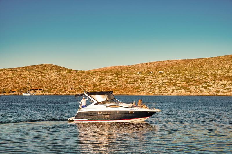 Book yachts online - motorboat - Regal - Sea Cruises - rent