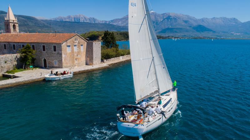 Book yachts online - sailboat - Bavaria Cruiser 46 - Altair - rent