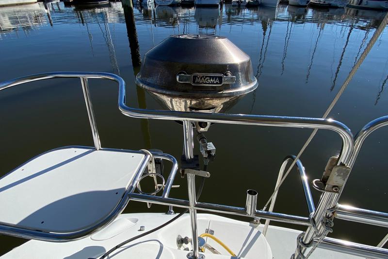 Book yachts online - sailboat - Catalina 42 - Totus Tuus - rent