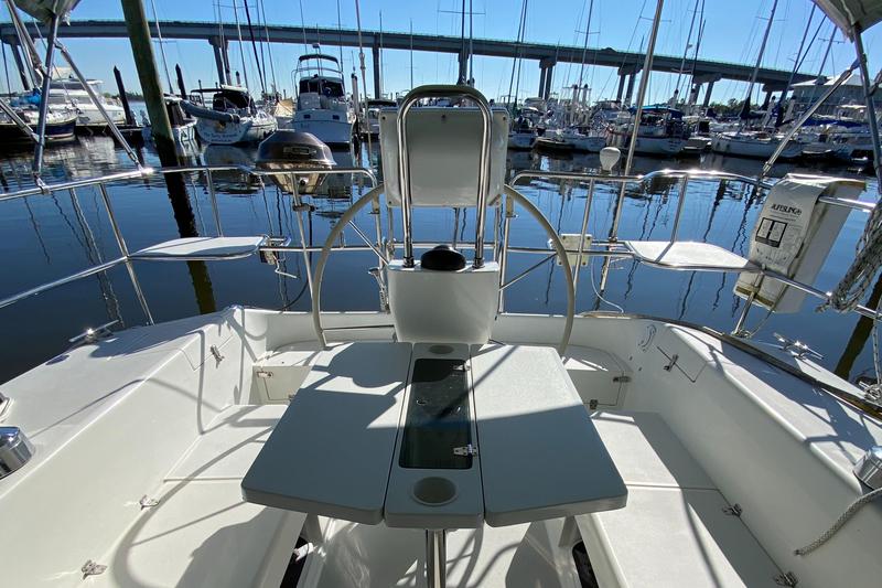 Book yachts online - sailboat - Catalina 42 - Totus Tuus - rent
