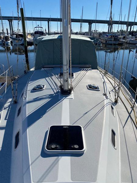 Book yachts online - sailboat - Catalina 42 - Totus Tuus - rent