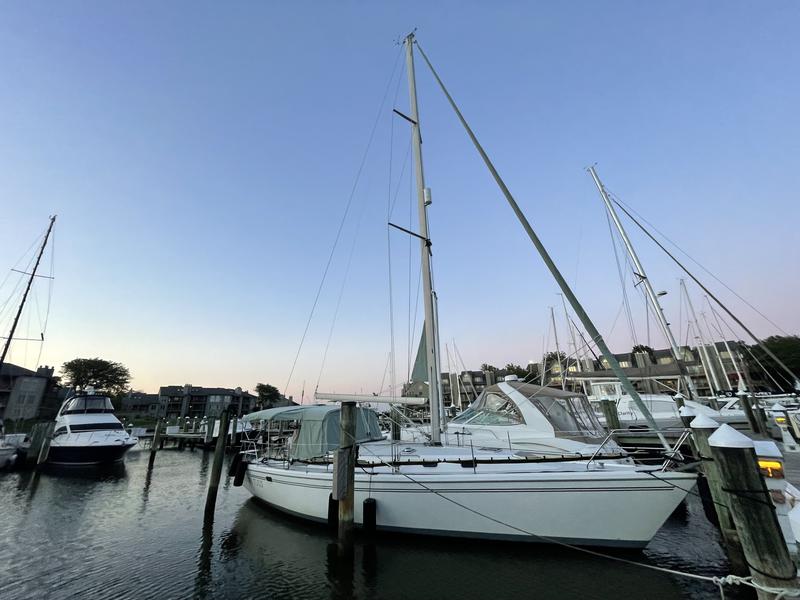 Book yachts online - sailboat - Catalina 42 - Totus Tuus - rent