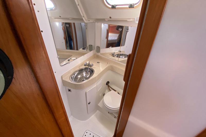 Book yachts online - sailboat - Catalina 42 - Totus Tuus - rent