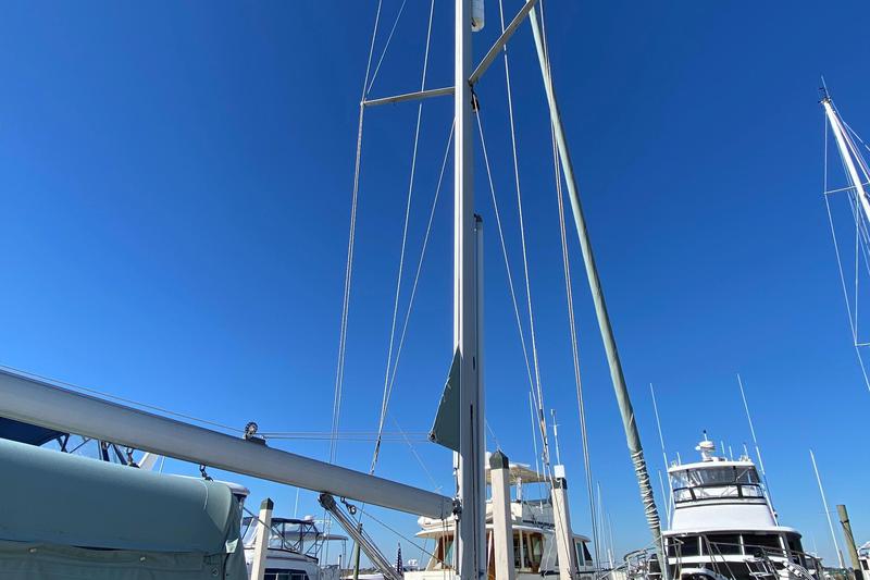 Book yachts online - sailboat - Catalina 42 - Totus Tuus - rent