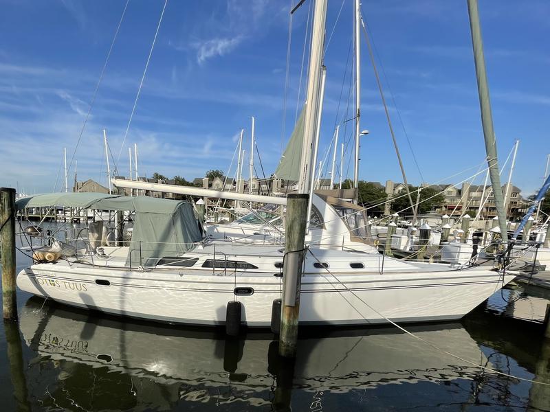 Book yachts online - sailboat - Catalina 42 - Totus Tuus - rent