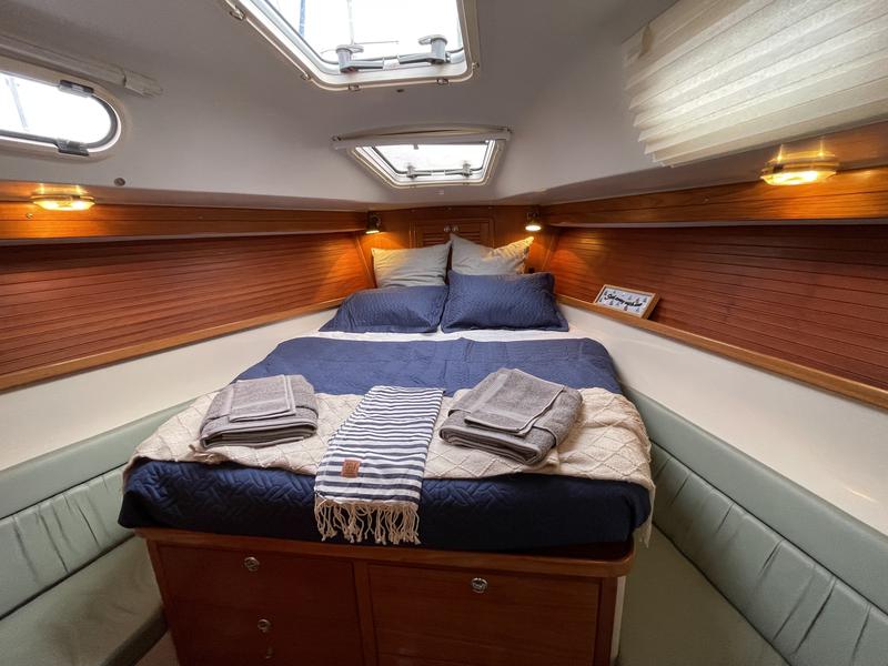 Book yachts online - sailboat - Catalina 42 - Totus Tuus - rent