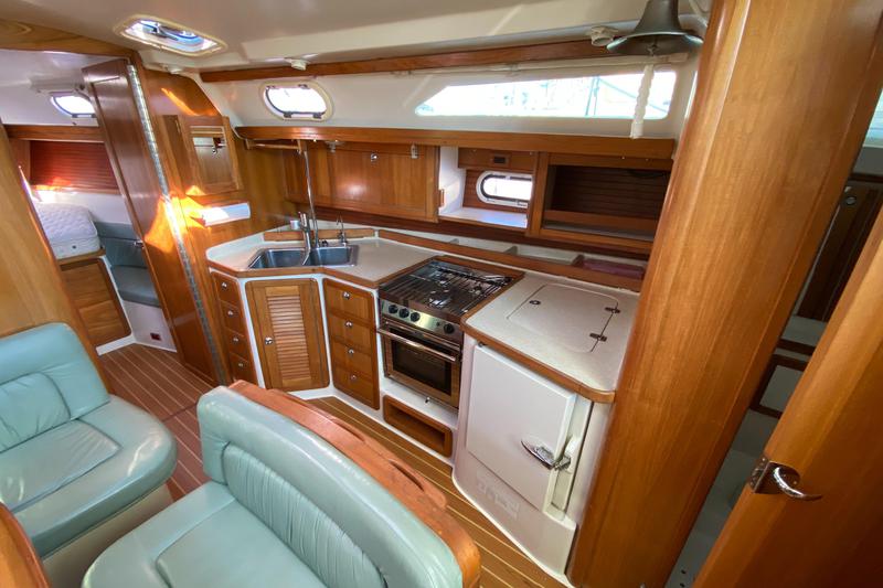 Book yachts online - sailboat - Catalina 42 - Totus Tuus - rent
