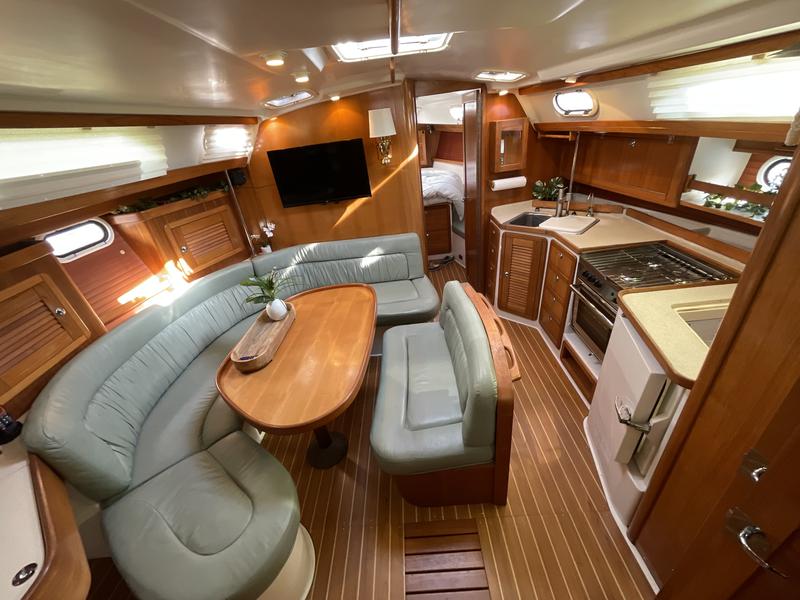 Book yachts online - sailboat - Catalina 42 - Totus Tuus - rent
