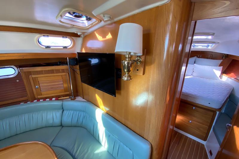 Book yachts online - sailboat - Catalina 42 - Totus Tuus - rent