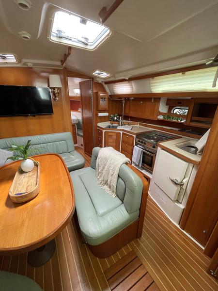 Book yachts online - sailboat - Catalina 42 - Totus Tuus - rent