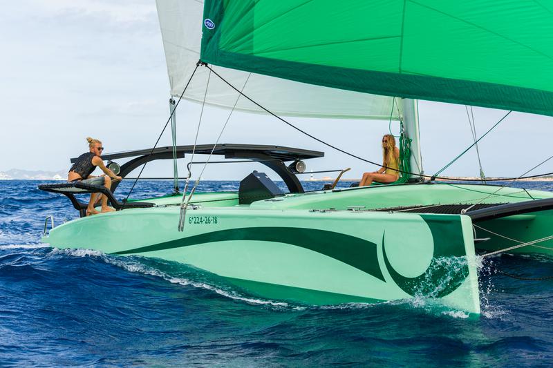 Book yachts online - catamaran - IY LBV33 - Dragonfly - rent