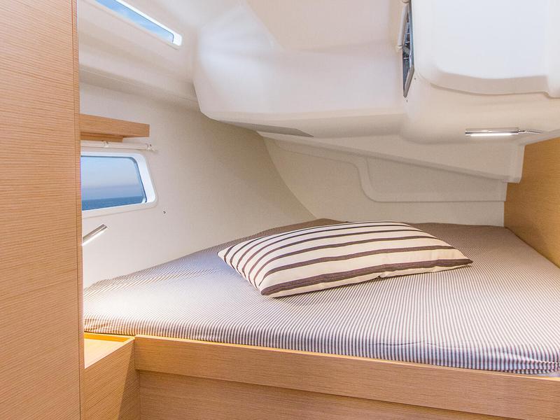 Book yachts online - sailboat - Hanse 418 - Dafne - rent