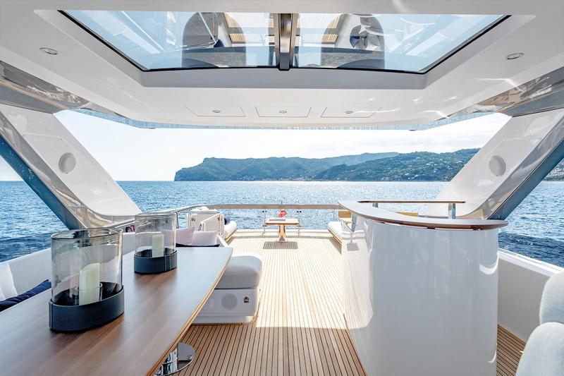 Book yachts online - motorboat - Azimut 78 Flybridge - VIVA - rent