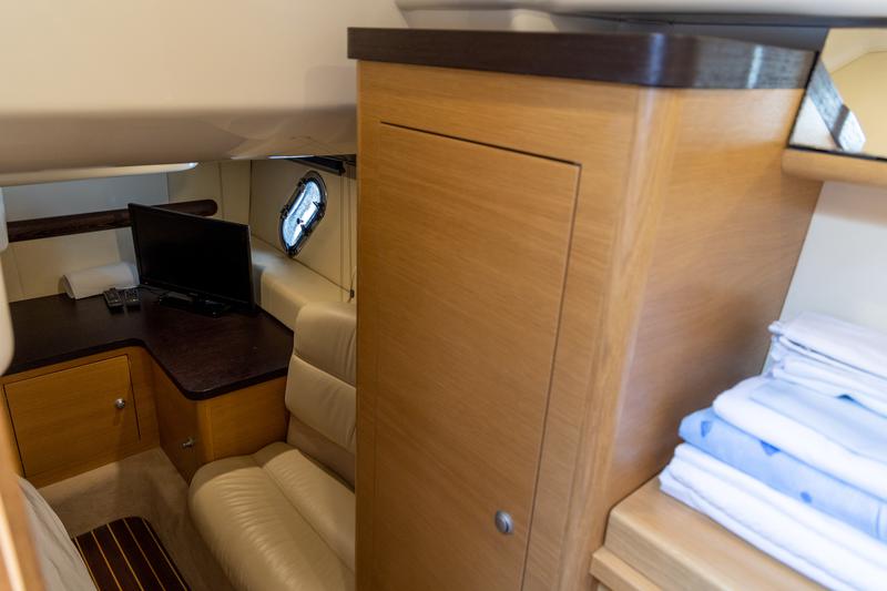 Book yachts online - motorboat - Cranchi Endurance 41 - SUMMER BREEZE - rent