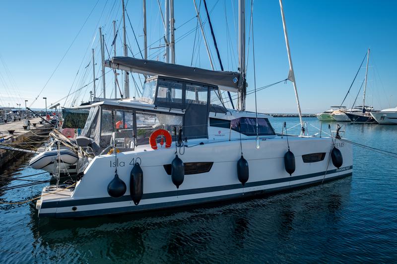 Book yachts online - catamaran - Fountaine Pajot Isla 40 - Artemis  - rent
