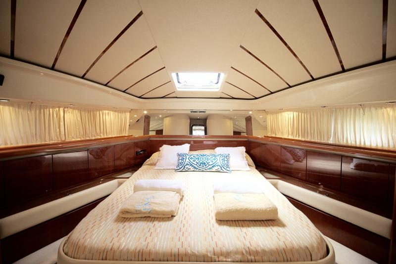 Book yachts online - motorboat - Ferretti 175 FLY - Tres Sirenas - rent