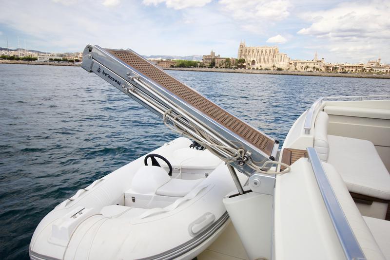 Book yachts online - motorboat - Ferretti 175 FLY - Tres Sirenas - rent