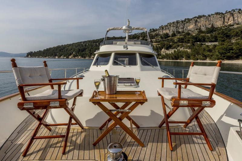 Book yachts online - motorboat - Belliure 44 MY - ROBUSTO - rent