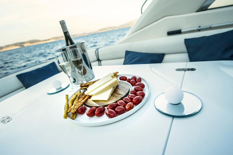 Book yachts online - motorboat - Sunseeker Portofino 40 - Maxim - rent