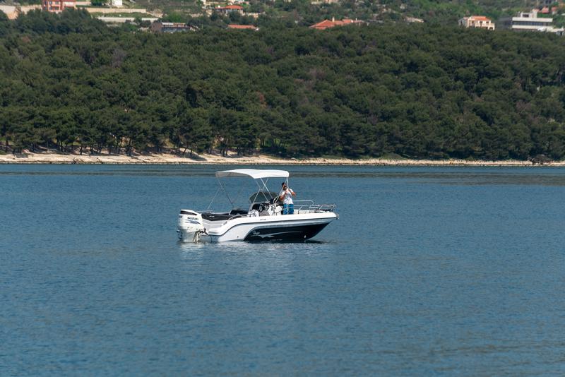 Book yachts online - motorboat - Ranieri Voyager 23S - no name - rent