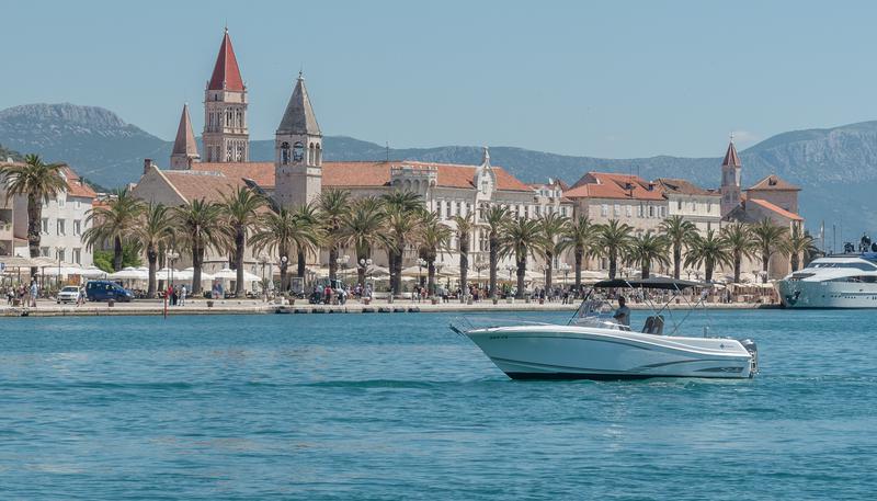 Book yachts online - motorboat - Cap Camarat 7.5 CC - no name - rent