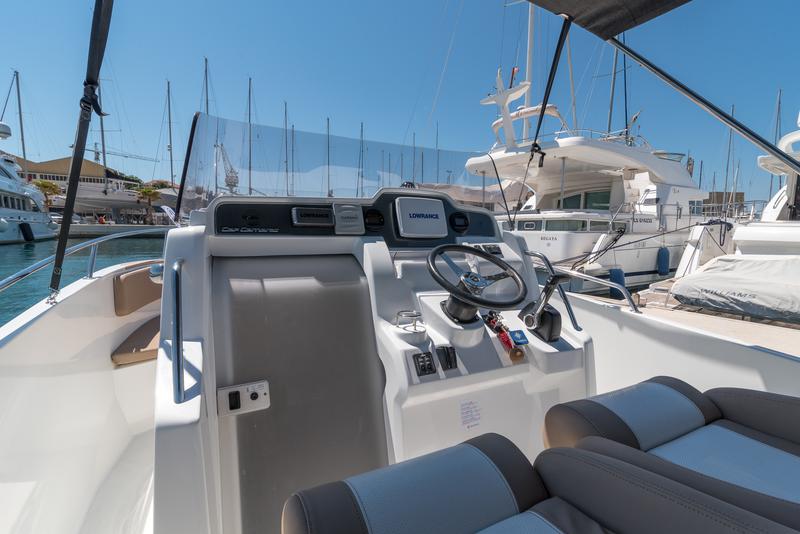 Book yachts online - motorboat - Cap Camarat 7.5 CC - no name - rent