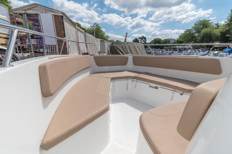 Book yachts online - motorboat - Cap Camarat 7.5 CC - no name - rent