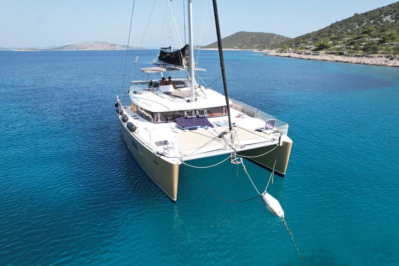 Book yachts online - catamaran - Lagoon 450  Fly - Black Duck - rent