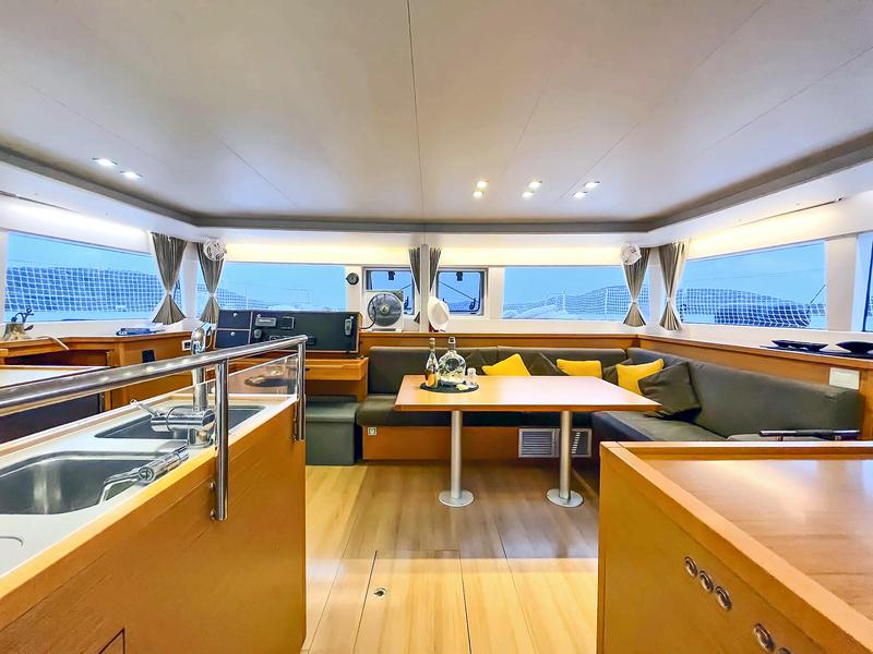 Book yachts online - catamaran - Lagoon 450  Fly - Black Duck - rent