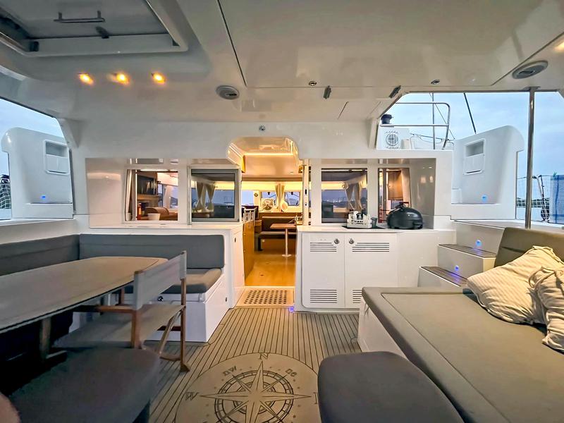 Book yachts online - catamaran - Lagoon 450  Fly - Black Duck - rent