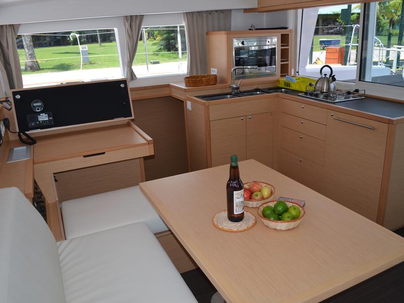 Book yachts online - catamaran - Lagoon 400 S2 - BOA VIDA - rent