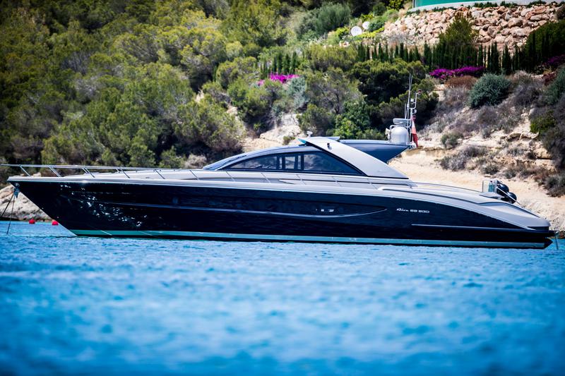 Book yachts online - motorboat - Riva 68 Ego - Pendrgon - rent