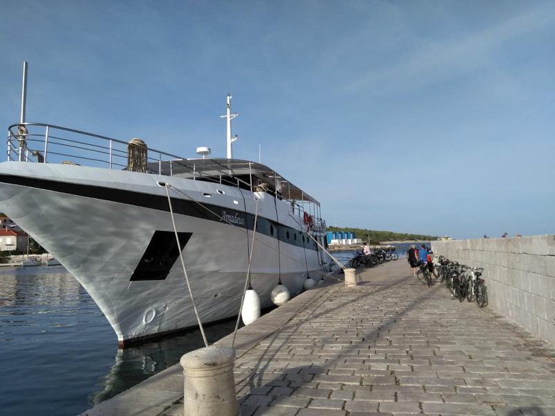 Book yachts online - motorboat - Motoryacht - Amadeus - rent