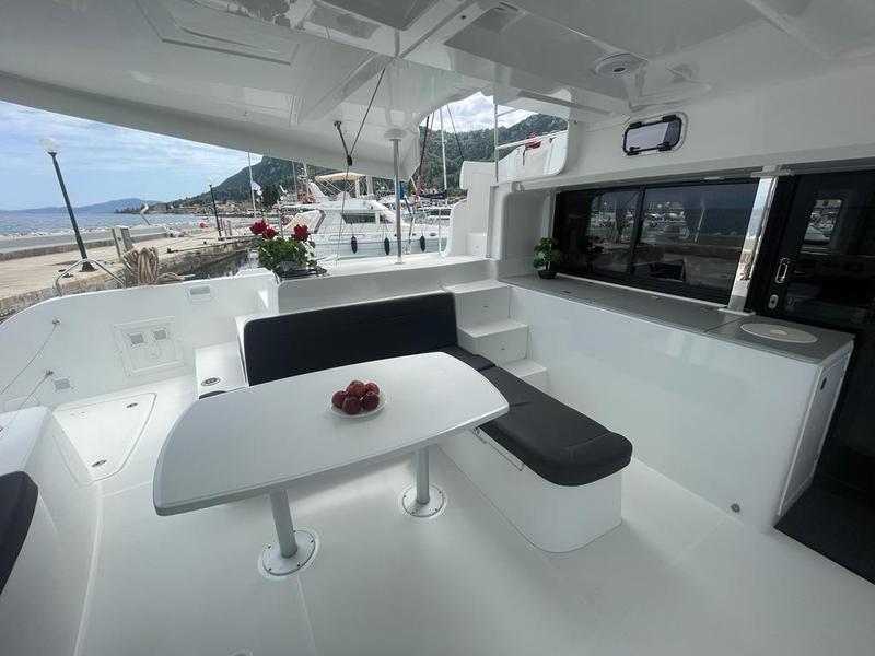 Book yachts online - catamaran - Lagoon 46 - Latria - rent