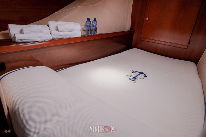Book yachts online - catamaran - Belize 43 - Marina Piccola - rent