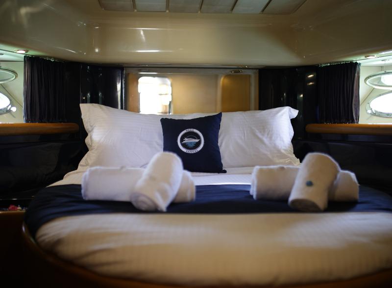 Book yachts online - motorboat - Posillipo Technema 51 - Magic Happens - rent