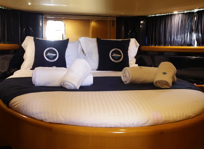Book yachts online - motorboat - Posillipo Technema 51 - Magic Happens - rent