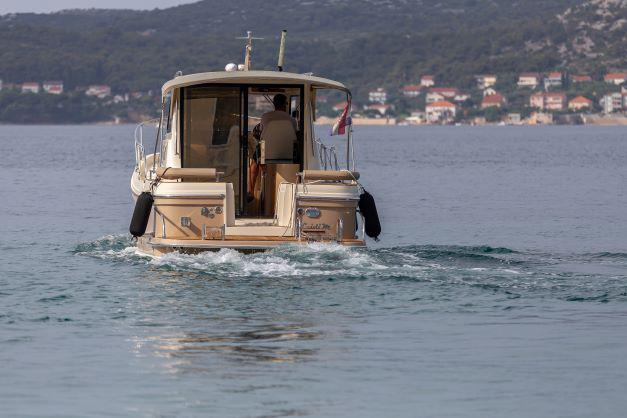 Book yachts online - motorboat - Leidi 800R - Leidi D - rent