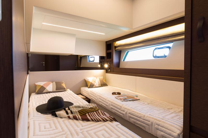 Book yachts online - motorboat - Prestige 520 - ORA G - rent