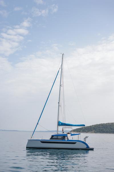 Book yachts online - catamaran - Luna 49 - Blue - rent