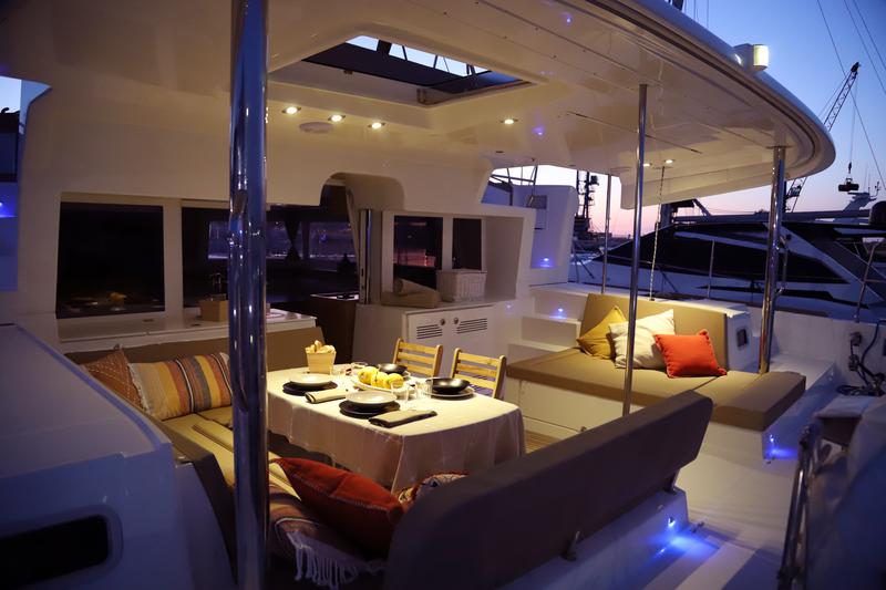 Book yachts online - catamaran - Lagoon 450 Fly - Pasha - rent