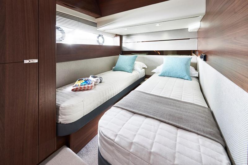 Book yachts online - motorboat - Princess 68 - Jako - rent