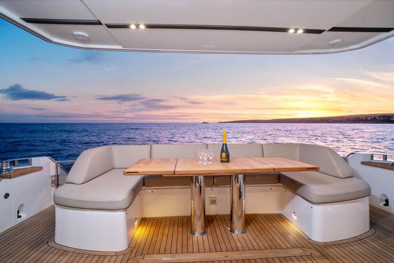 Book yachts online - motorboat - Princess 68 - Jako - rent