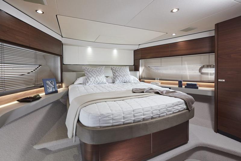Book yachts online - motorboat - Princess 68 - Jako - rent