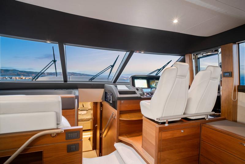 Book yachts online - motorboat - Princess 68 - Jako - rent