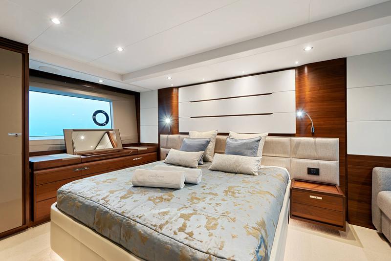 Book yachts online - motorboat - Princess 68 - Jako - rent