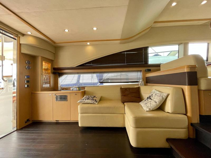Book yachts online - motorboat - Princess 62 - Jako 62 - rent
