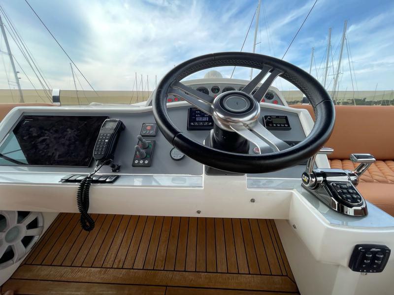 Book yachts online - motorboat - Princess 62 - Jako 62 - rent