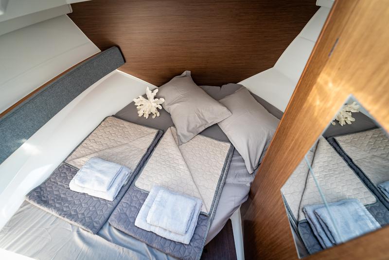 Book yachts online - motorboat - Antares 8 - Lissy - rent