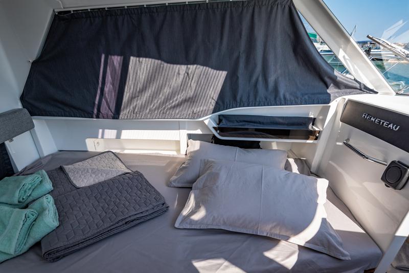 Book yachts online - motorboat - Antares 8 - Lilli - rent